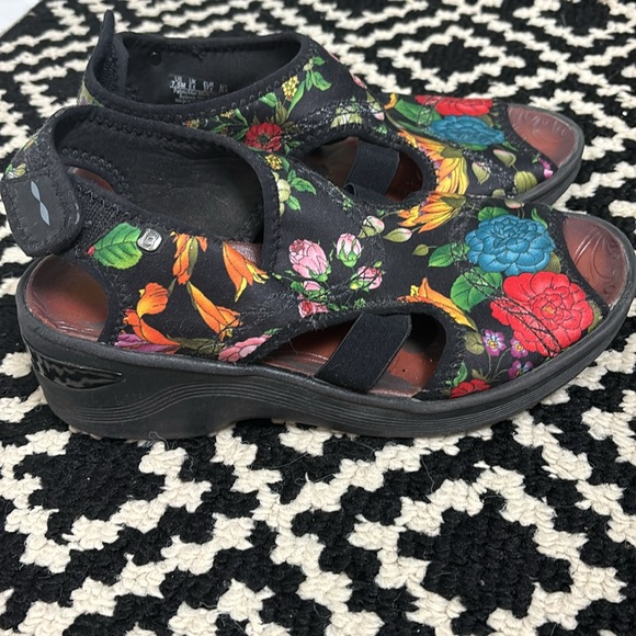 BZees floral sandal wedges - Picture 2 of 6